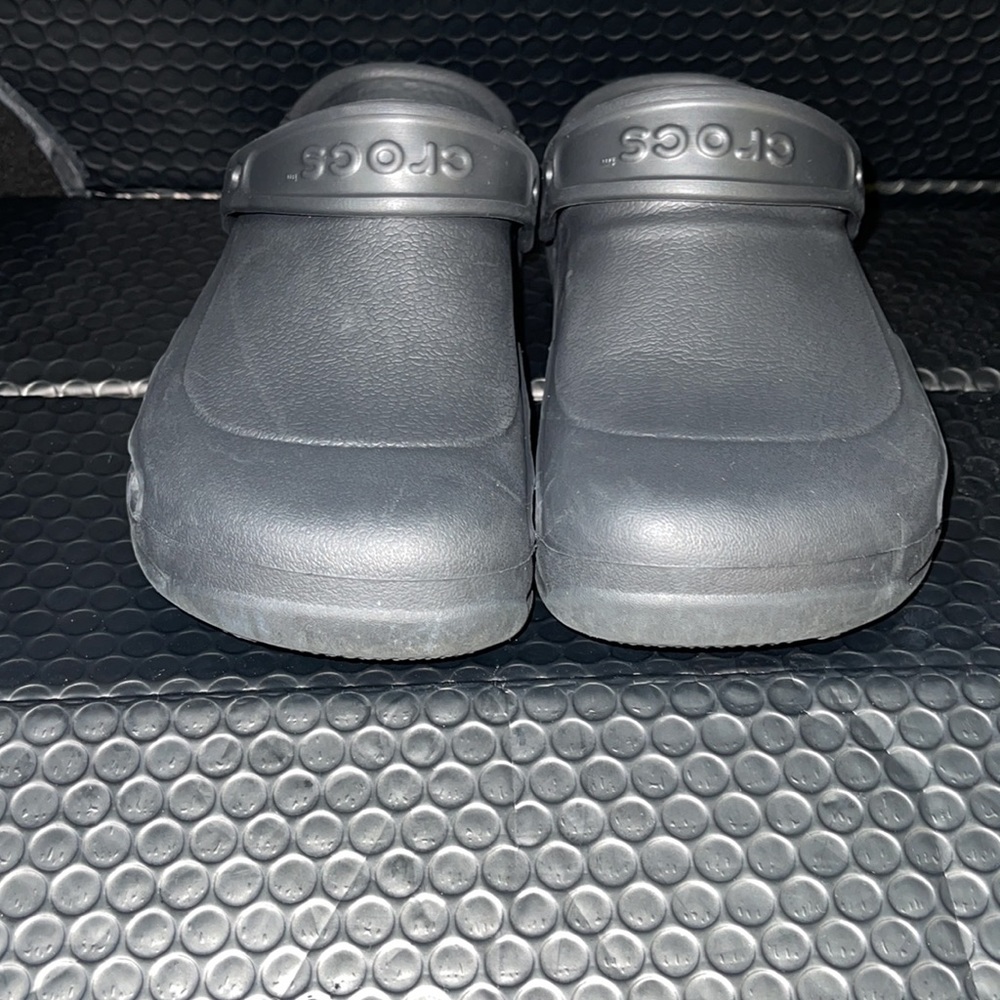 Croc’s Specialist Vent Clogs Black in color          Unisex Men’s 7 or Women’s 9